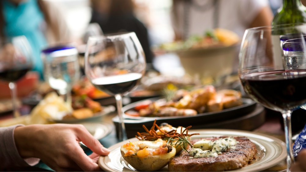 Sommeliers revelam os melhores e piores pares de vinhos e pratos para evitar erros