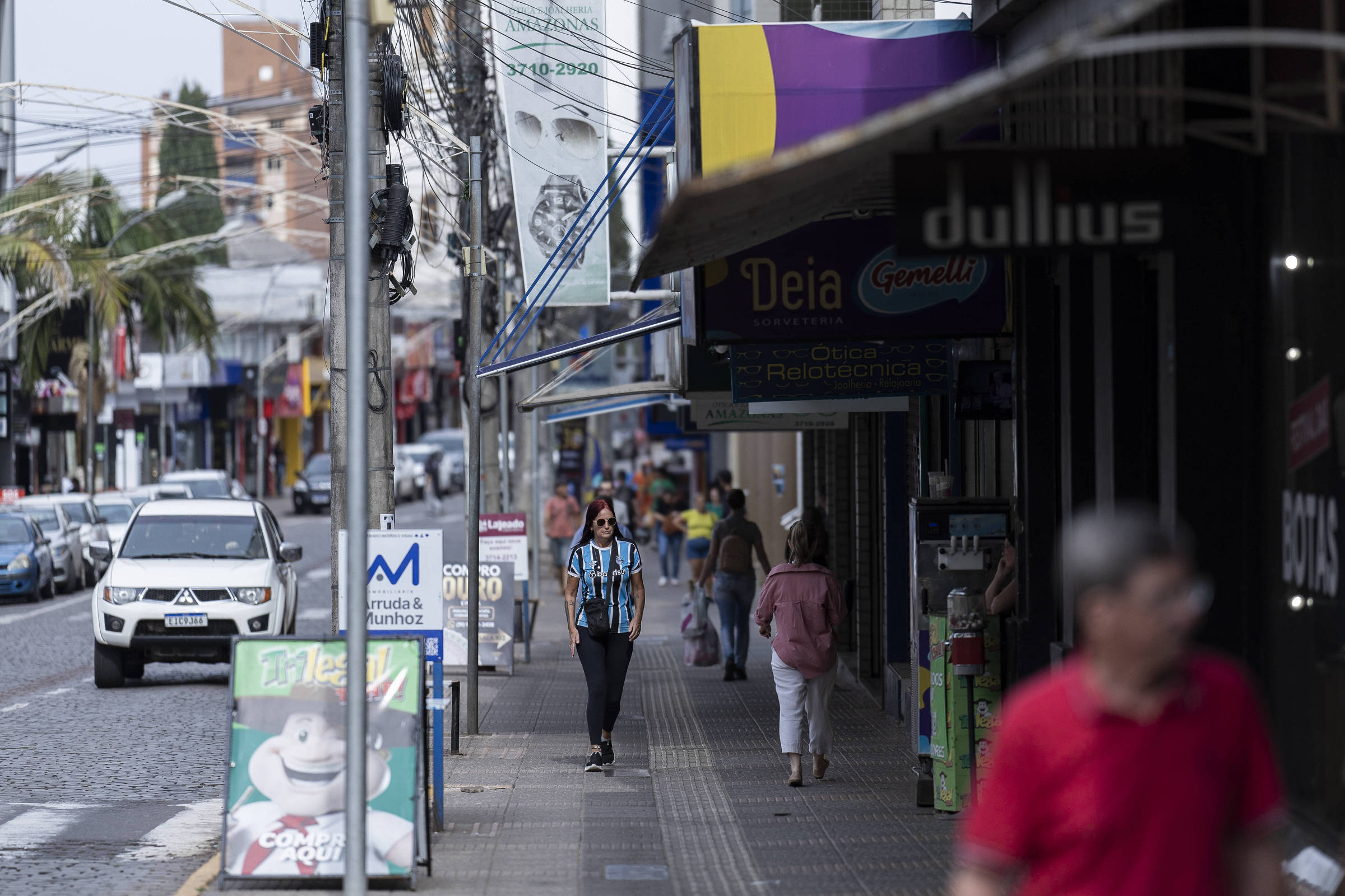 Pessoas circulam no comércio de Lajeado (RS), cidade atingida por enchente histórica na passagem de abril para maio de 2024 (Foto: Eduardo Anizelli/Folhapress)