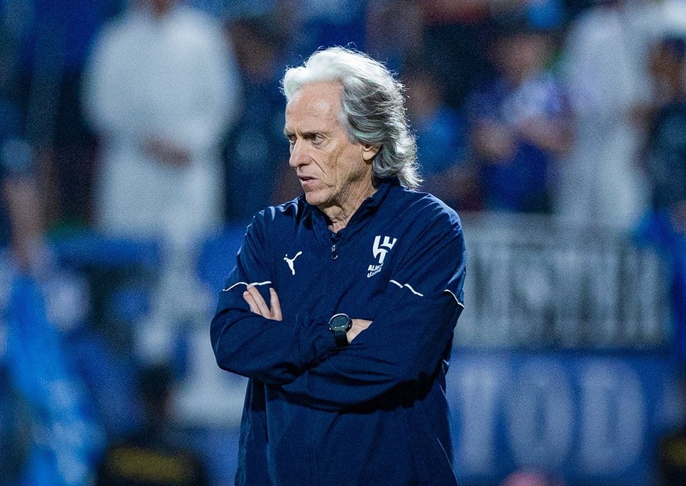 Jorge Jesus, técnico do Al-Hilal, no empate com o Al-Ettifaq (Foto: Twitter/Al-Hilal)