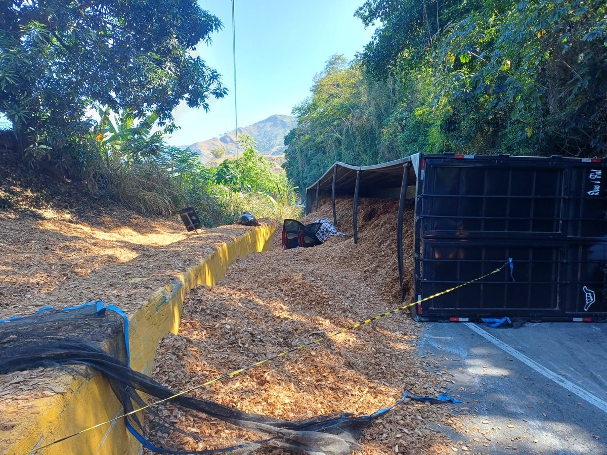 Duas vítimas fatais em colisão de carreta na Serra das Araras