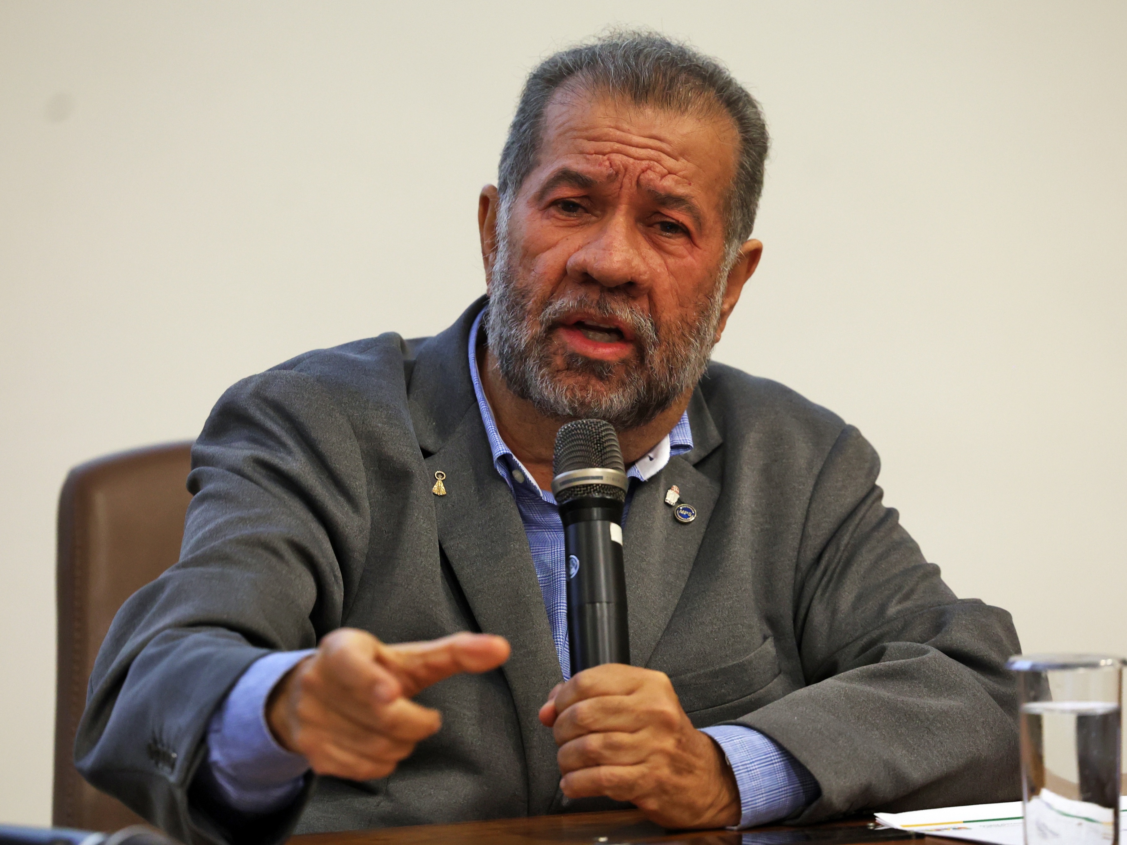 Ministro da Previdência Social, Carlos Lupi, durante entrevista coletiva a respeito da Operação Sem Desconto. (Foto: Antonio Cruz/Agência Brasil)