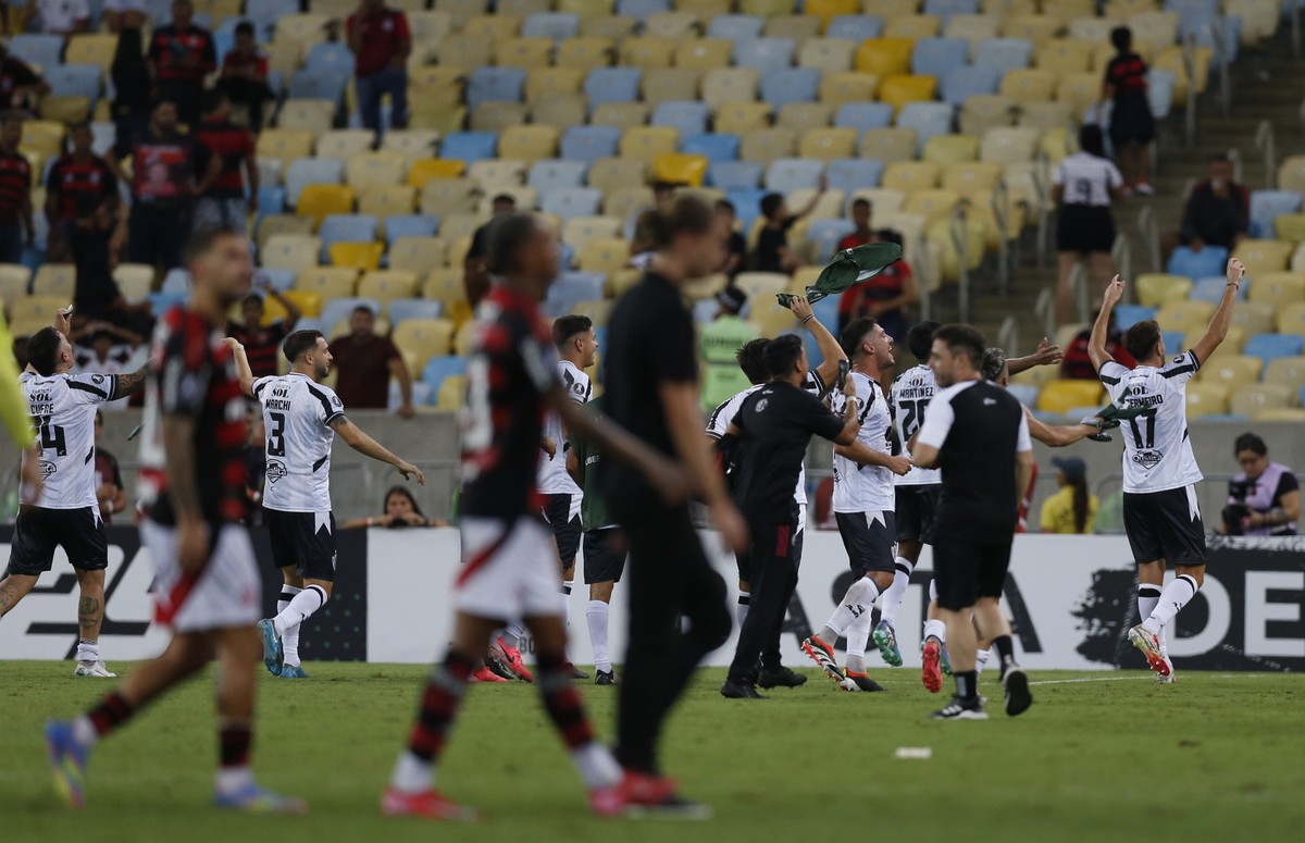 Elenco do Flamengo deixa o Maracanã cabisbaixo enquanto o Central Córdoba celebra (Foto: Alexandre Cassiano)