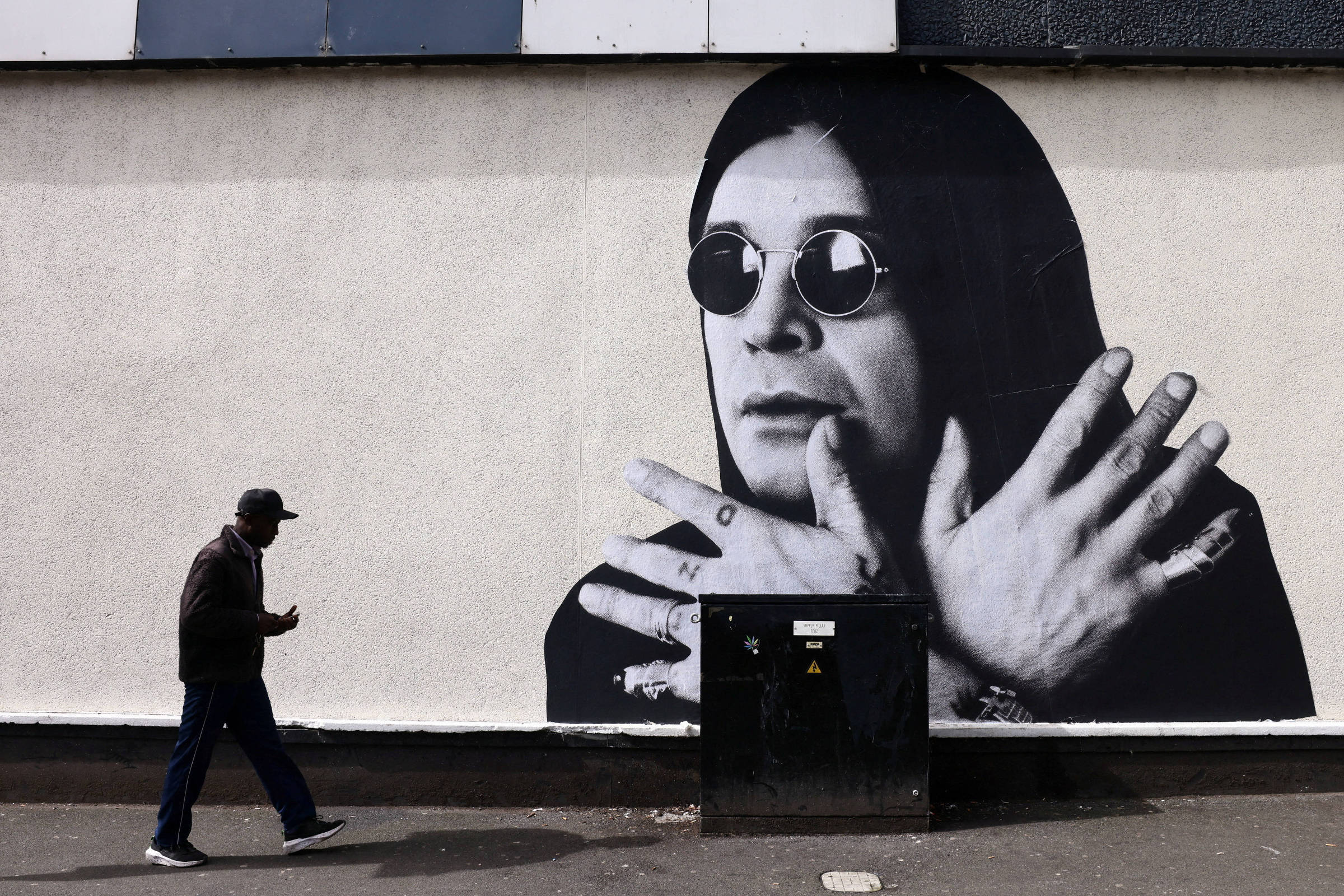 Milhares homenageiam Ozzy Osbourne em cortejo emocionante em Birmingham