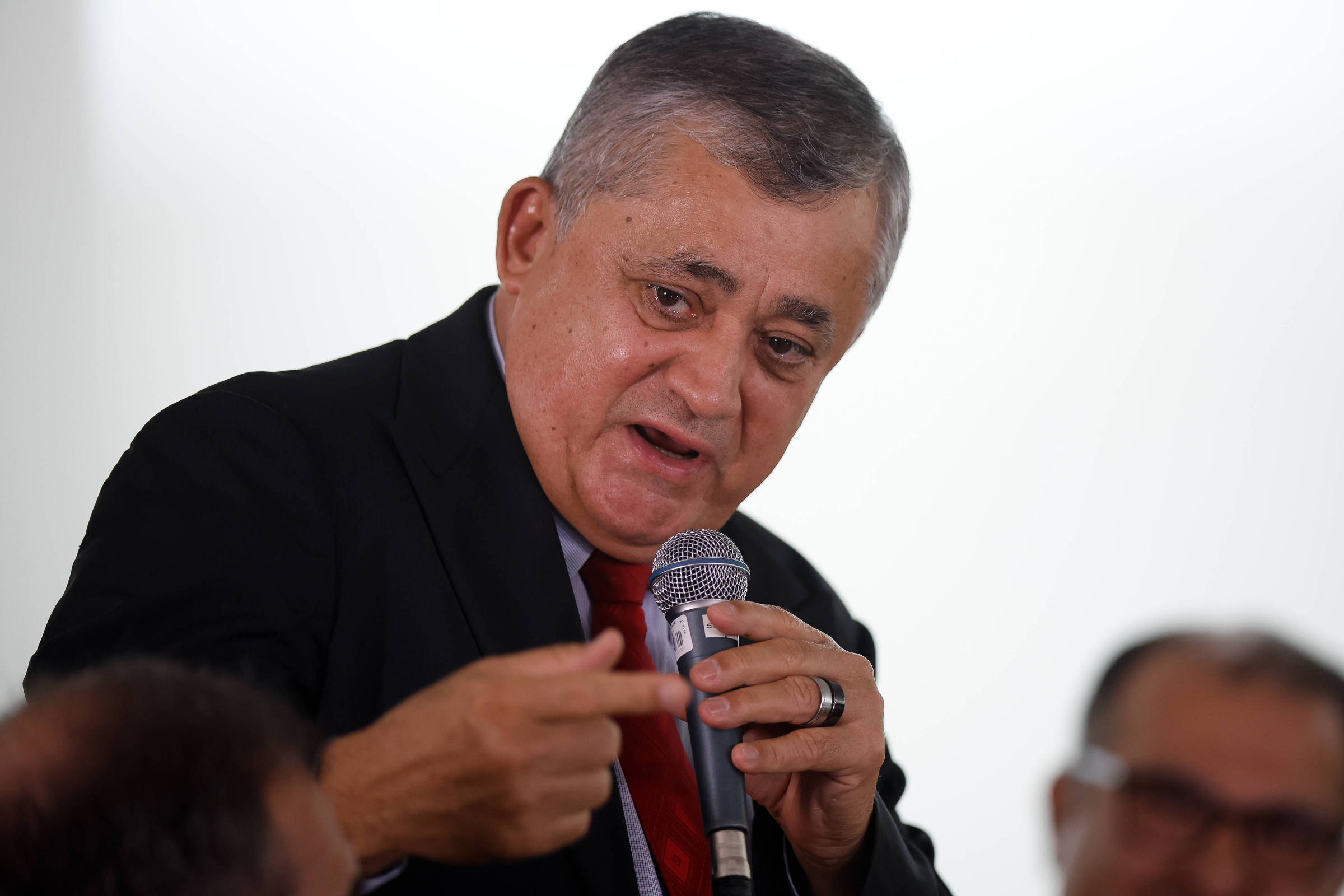 Líder do governo e ex-chefe do Senado são investigados por emendas irregulares