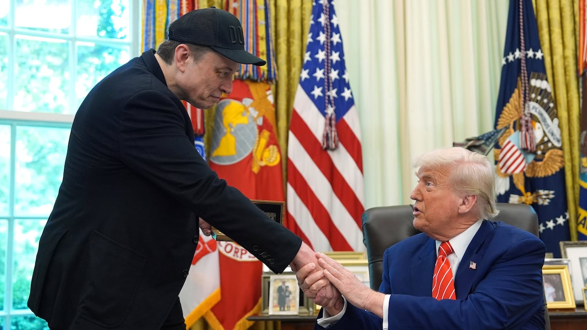 O presidente dos Estados Unidos, Donald Trump, estreita a mão de Elon Musk durante uma roda de imprensa no Salão Oval da Casa Branca, no dia 30 de maio, em Washington (Estados Unidos). (Foto: Evan Vucci)