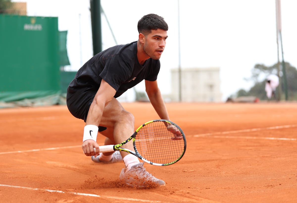 Alcaraz desliza sobre a terra durante um treinamento em Montecarlo. (Foto: Clive Brunskill/Getty Images)