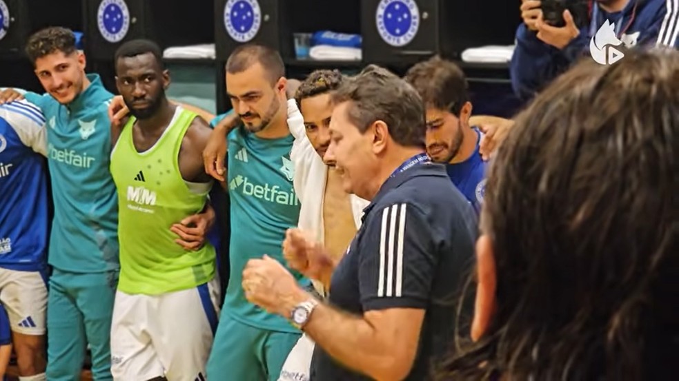 Pedro Lourenço no vestiário do Cruzeiro após vitória sobre o Flamengo (Foto: Reprodução)