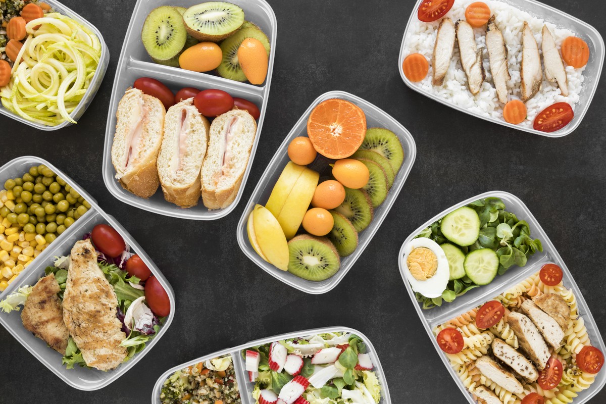 Reaquecer alimentos do dia anterior traz riscos e benefícios à saúde