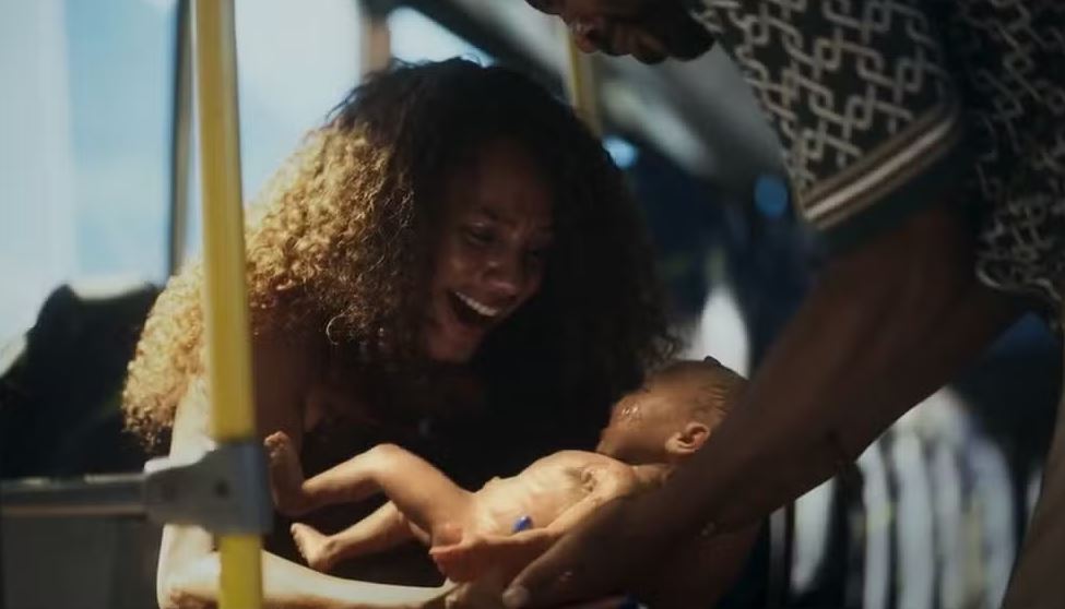 Madá (Jéssica Ellen) e Jão (Fabrício Boliveira) dão à luz a um filho em 'Volta por Cima', novela das 7 da Globo. (Foto: Reprodução/TV Globo)