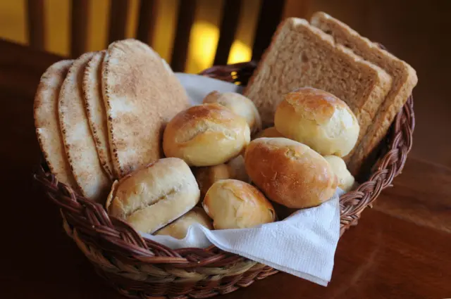 Descubra como escolher o pão mais saudável na hora da compra