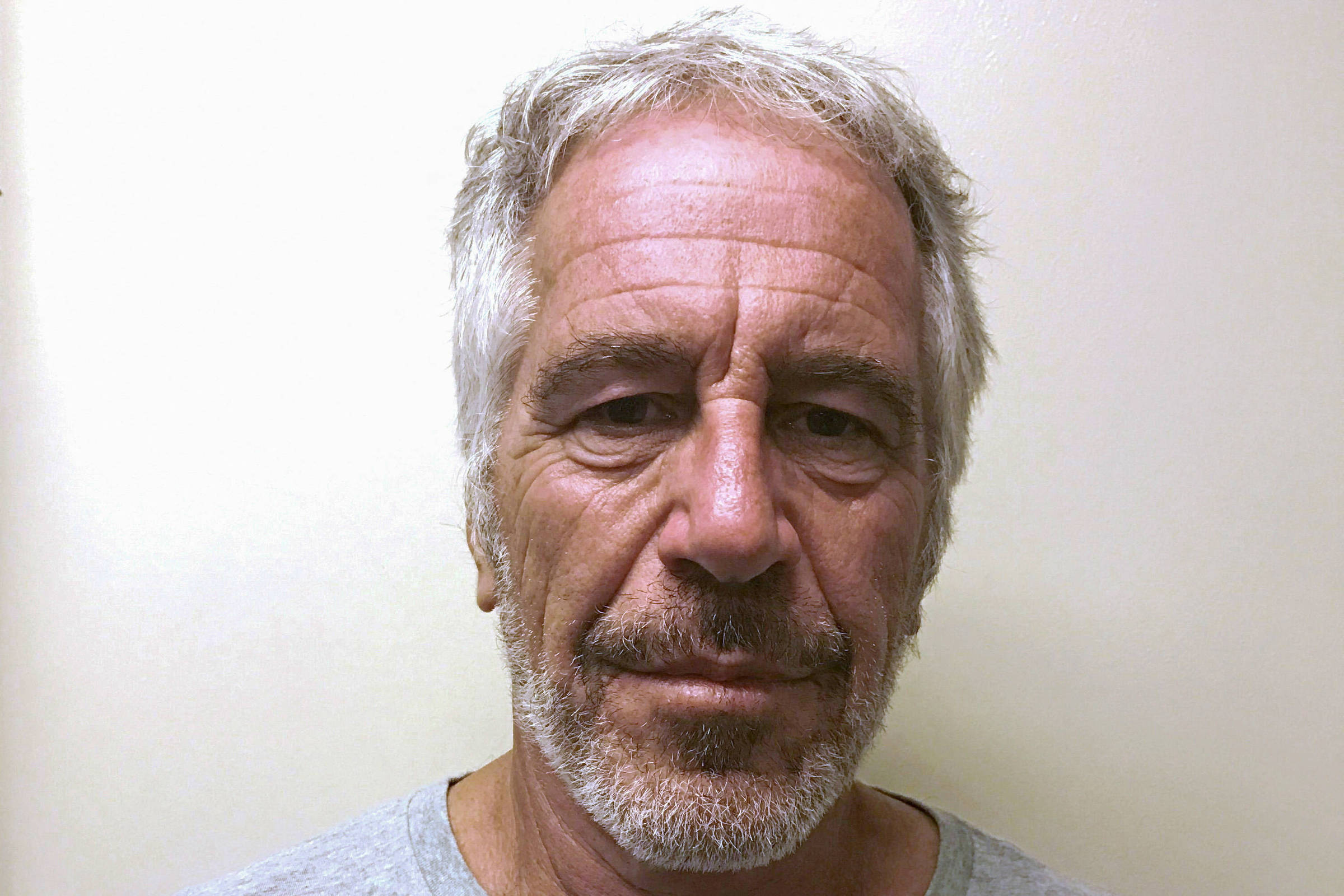 Jeffrey Epstein: crimes, polêmicas e suas conexões com políticos influentes