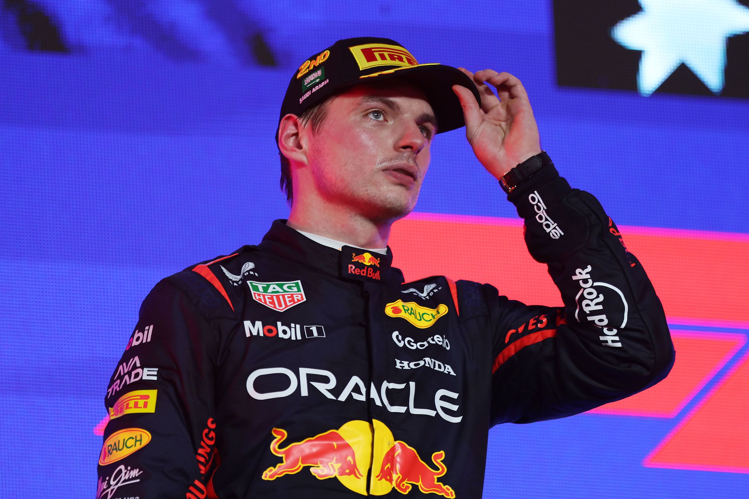 Yuki Tsunoda ao lado de Christian Horner, chefe da Red Bull (Foto: Toshifumi KITAMURA / AFP)