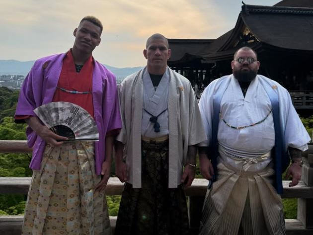 Alex Poatan (centro) está treinando no Japão. (Foto: Reprodução Instagram)