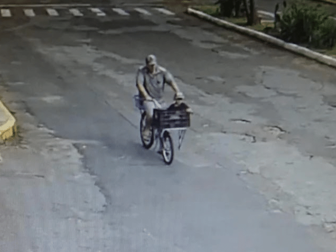 Suspeito foi visto carregando a criança de bicicleta momentos antes do crime (Foto: Reprodução/Facebook)