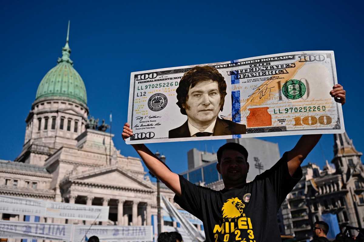 Milei enfrenta desafios para convencer argentinos a investir em dólares novamente