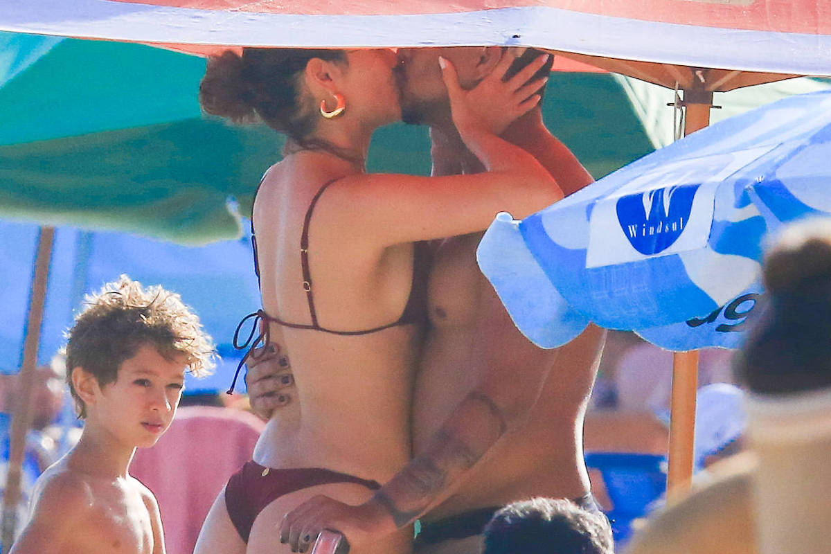 Sophie e Xamã selam reconciliação com beijão na praia (Foto: Fabrício Pioyani / AgNews)