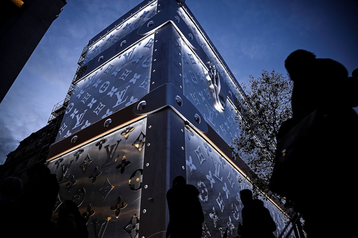 Vista exterior do hotel que Louis Vuitton tem nos Campos Elíseos de Paris (França), em uma imagem de dezembro de 2023. (Foto: Julien de Rosa (AFP / GETTY IMAGES))