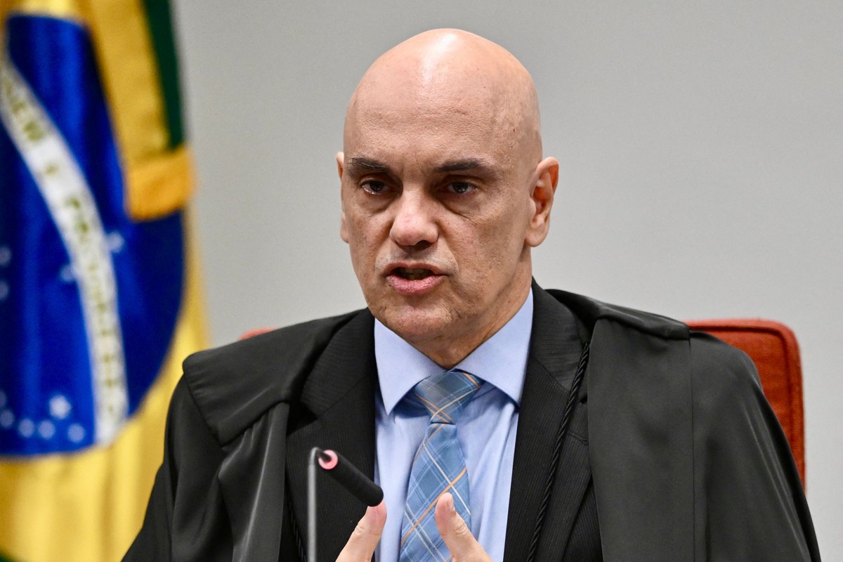 Moraes denuncia tentativas de Bolsonaro de submeter STF a interesses estrangeiros