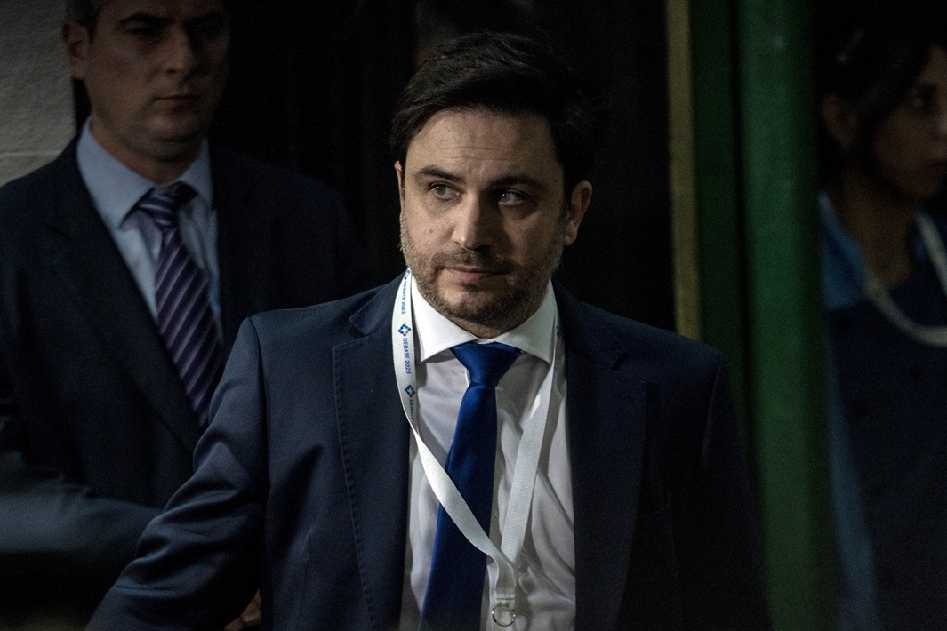 Milei conta com Santiago Caputo como estrategista eleitoral na Argentina