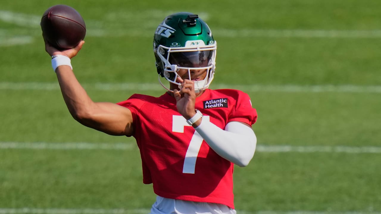 Justin Fields se alivia após susto com lesão no pé e usará 'dedo de plástico'