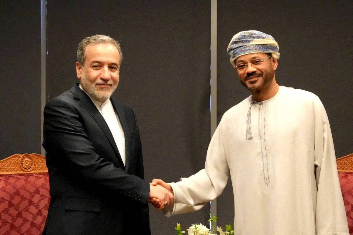 Os chanceleres Abbas Araqchi (esq.) e Badr al-Busaidi conversam antes do início das negociações com os Estados Unidos (Foto: Ministério das Relações Exteriores do Irã/Reuters)