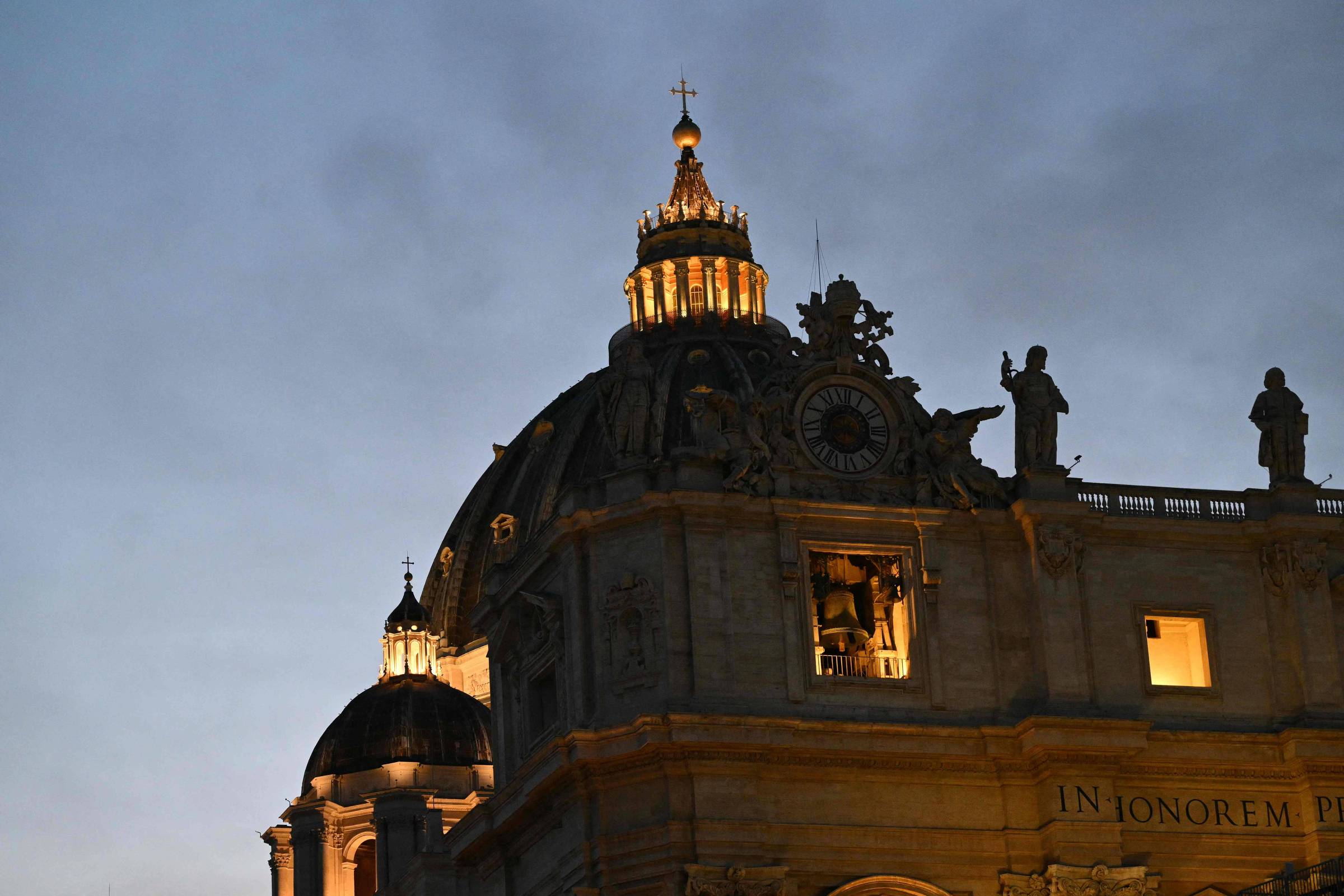 Basílica de São Pedro iluminada após a morte do papa Francisco, no Vaticano (Foto: Alberto Pizzoli/AFP)