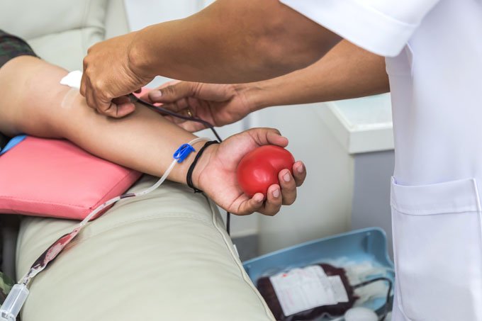 Doação de sangue: gesto que pode salvar até quatro vidas e é foco da campanha junho vermelho. (Foto: iStock/Thinkstock)