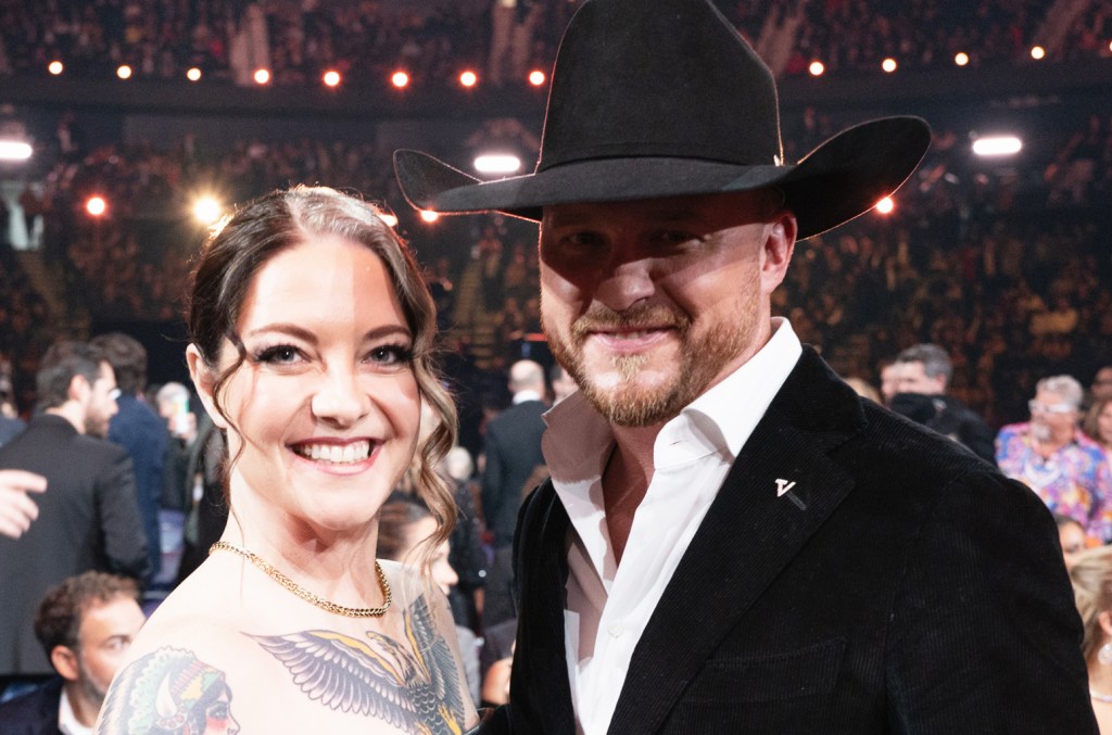 Ashley McBryde e Cody Johnson apresentam o CMA Fest em especial na TV