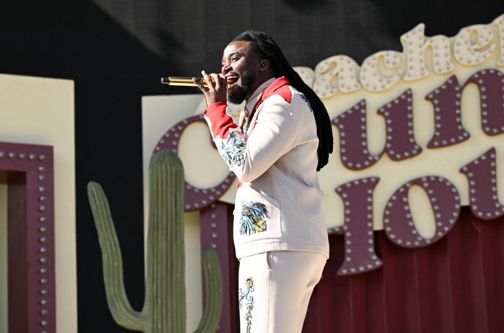 Shaboozey anunciou as datas de sua turnê Great American Roadshow, que terá doze shows no outono de dois mil e vinte e cinco. A turnê começará em 22 de setembro em Indianápolis. (Foto: Reprodução)