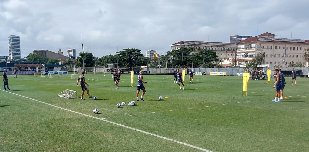 Elenco do Santos trabalha no CT Rei Pelé (Foto: Bruno Gutierrez)