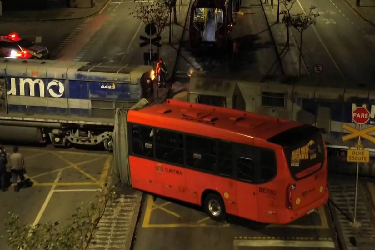 Ônibus biarticulado se parte ao meio após colisão com trem no Paraná