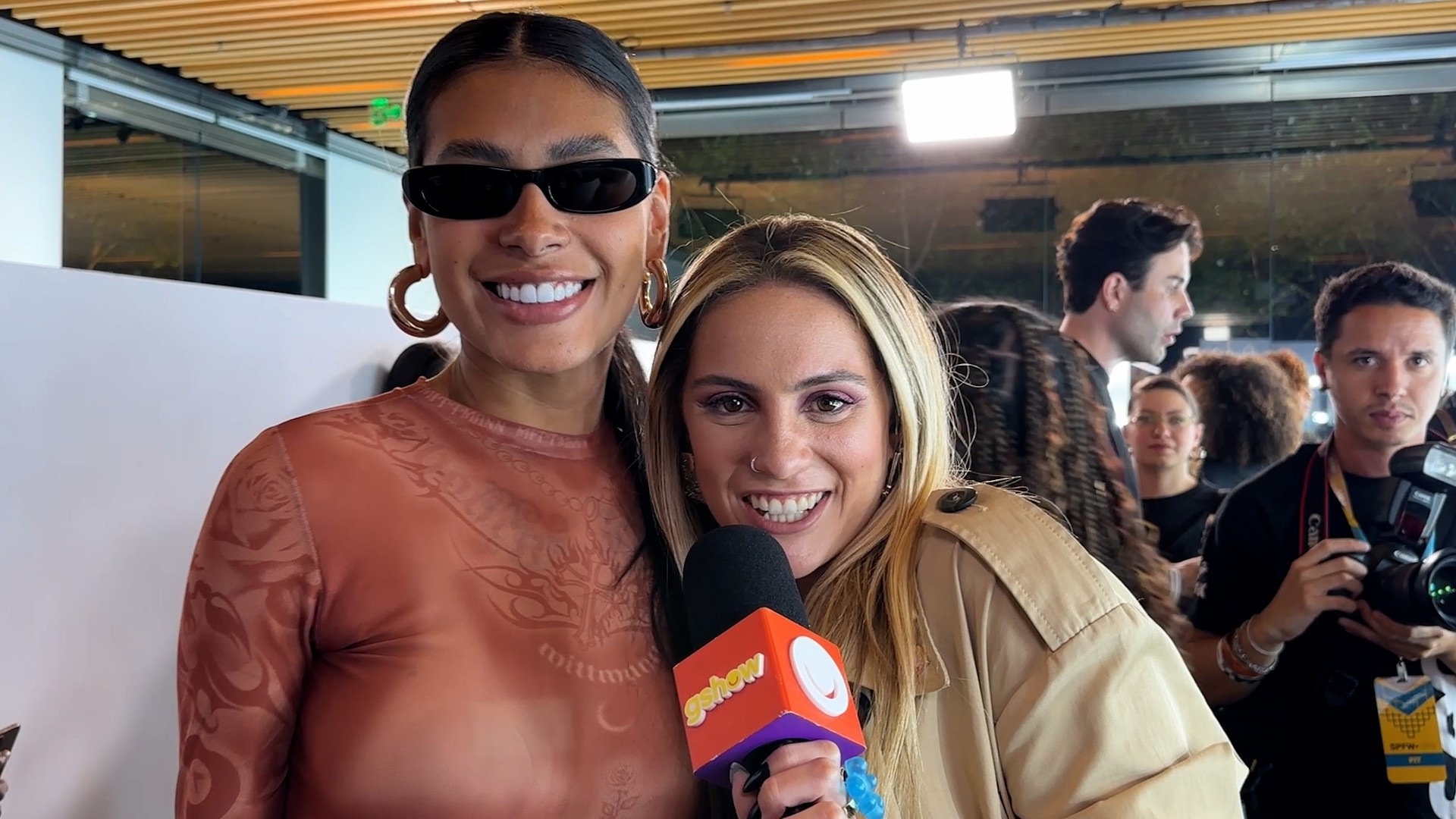 Pocah brilha no São Paulo Fashion Week e destaca a conexão entre moda e música
