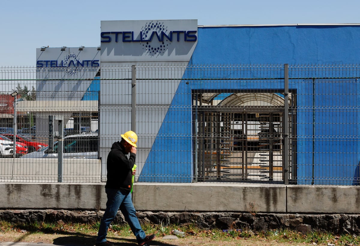 Um trabalhador caminha frente à fábrica de Stellantis em Toluca, México, no dia 4 de abril. (Foto: Henry Romero/REUTERS)