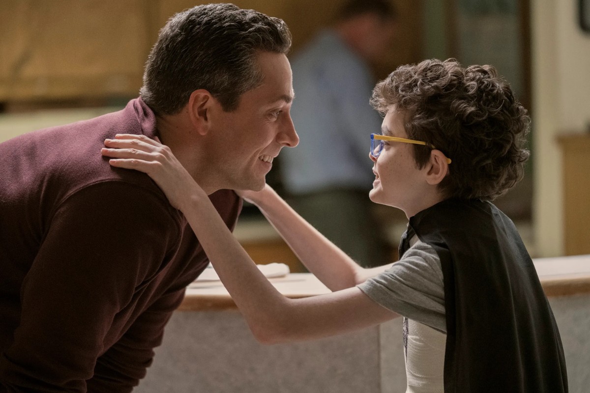 "‘Invencível’ (2025) explora a relação entre um menino autista com uma doença rara e seu pai (Foto: Divulgação)"