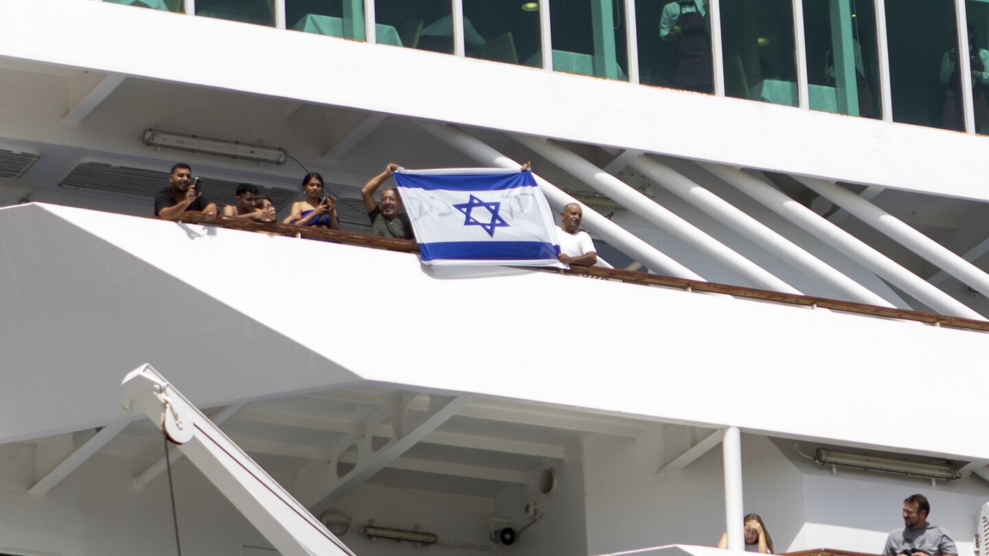 Manifestantes anti-guerra protestam contra chegada de navio israelense em Creta