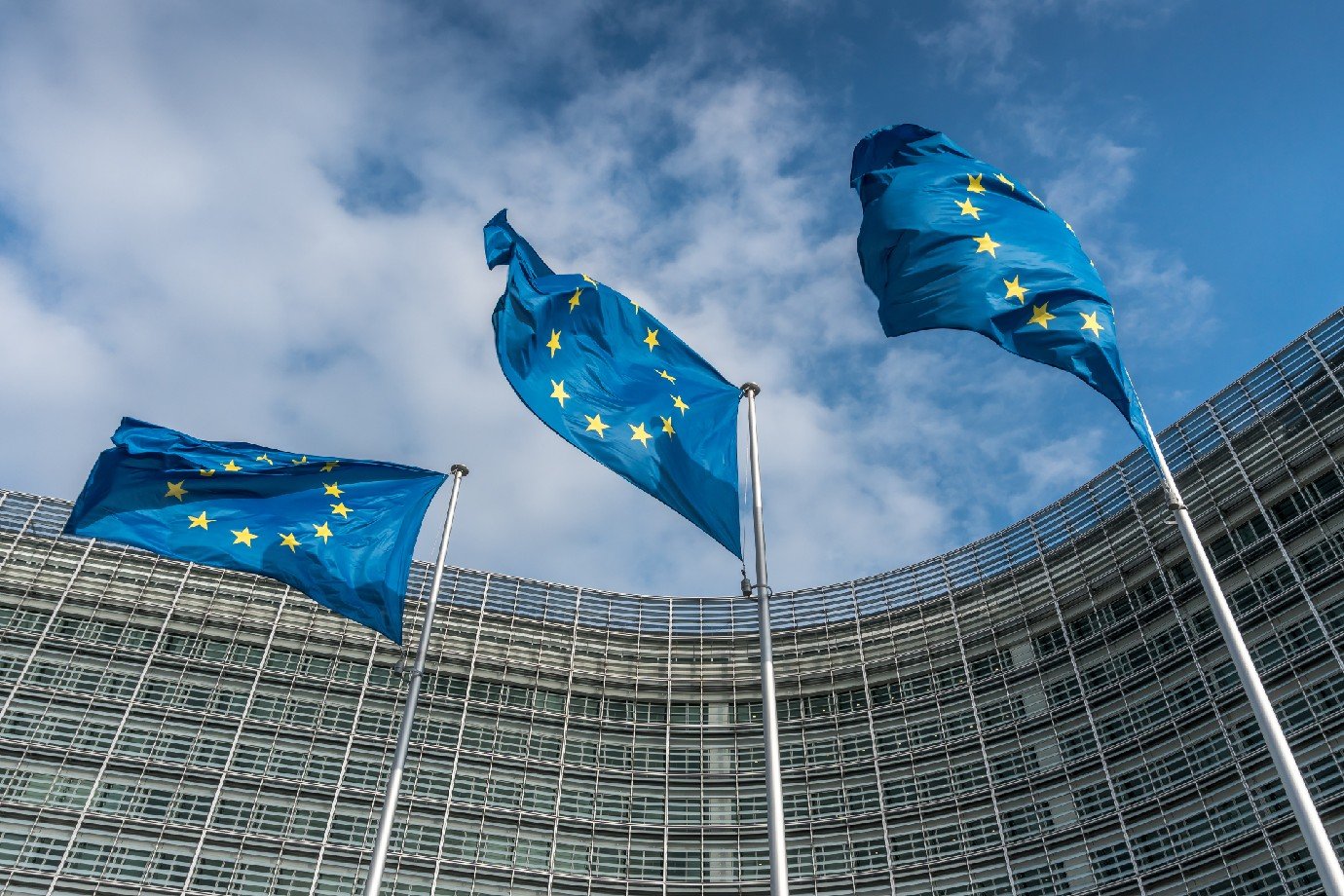 União Europeia impõe tarifas de 30% sobre produtos dos EUA em resposta a Trump