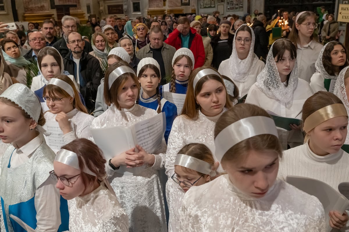 Niñas de un coro religioso participaban en un servicio de la Igreja ortodoxa em San Petersburgo, no dia 13 de abril. (Foto: SOPA Images/LightRocket via Getty Images)