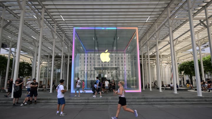 Ações em destaque após o fechamento: Apple, Reddit, Amazon e First Solar se movimentam