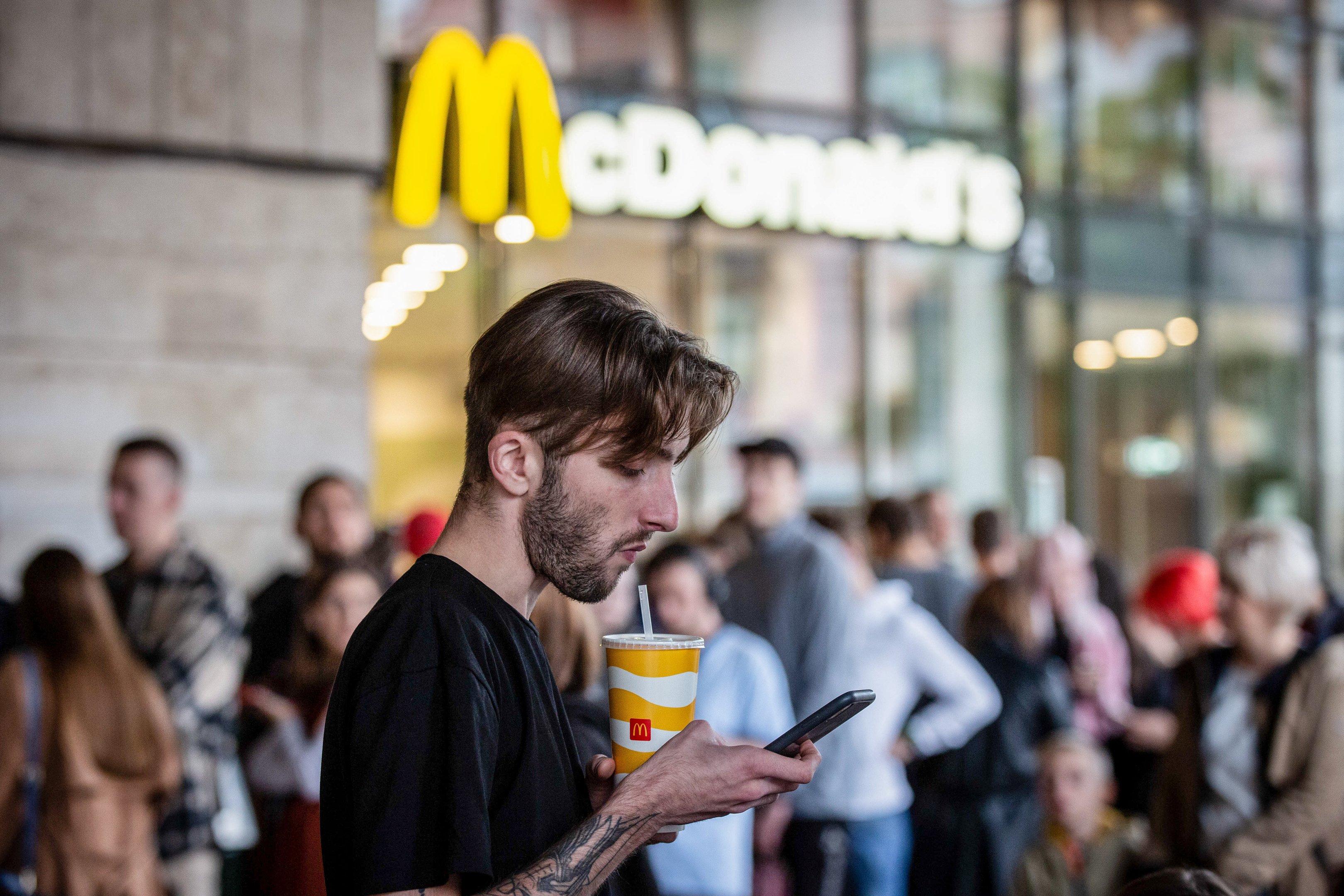 McDonald's lança novas bebidas geladas para competir com Starbucks