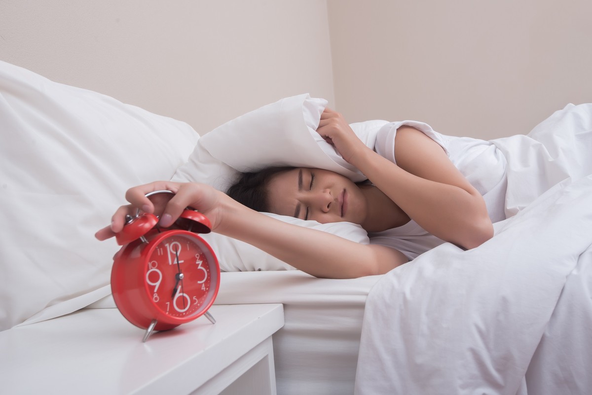 Dormir menos de 5 horas por noite pode aumentar risco de Alzheimer, alerta Harvard