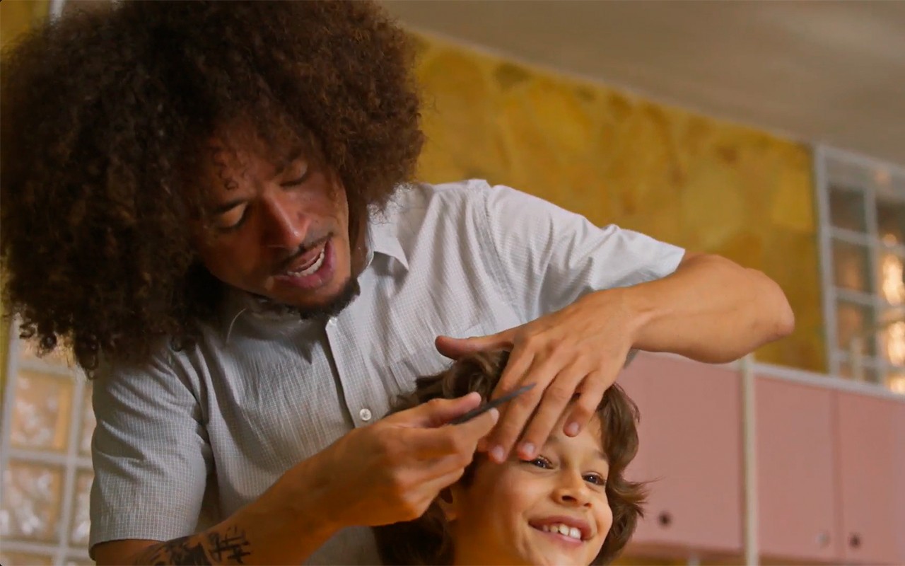 Ryan transforma visual de ator mirim ao cortar cabelo de Dona de MimDedé