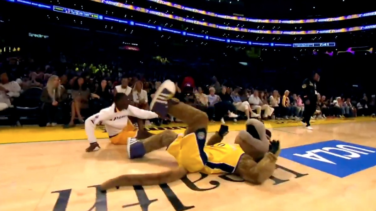 Mascote da WNBA desmaia após chute na cabeça durante apresentação emocionante