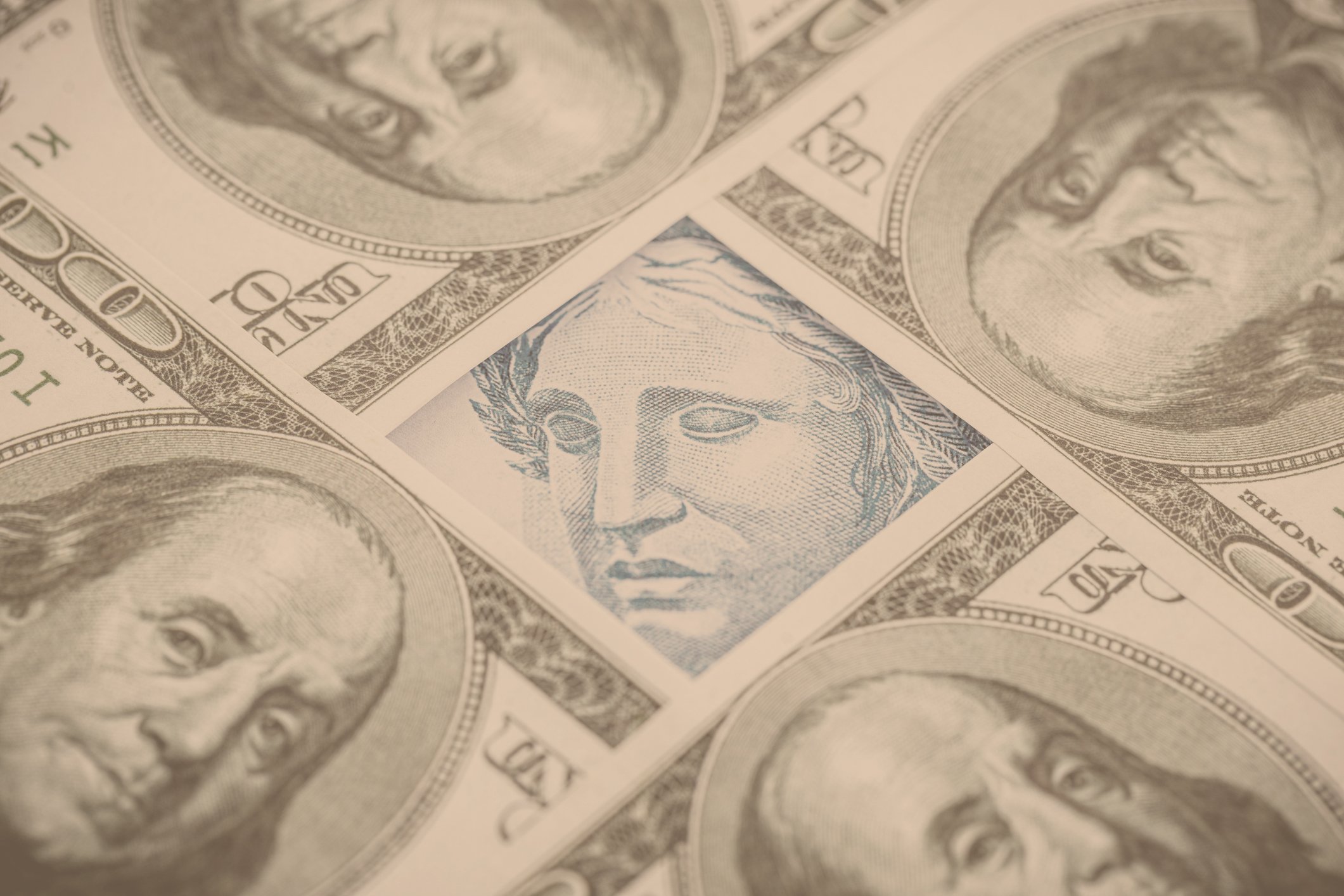 Dólar recua para R$ 5,55 após divulgação de dados de inflação nos Estados Unidos