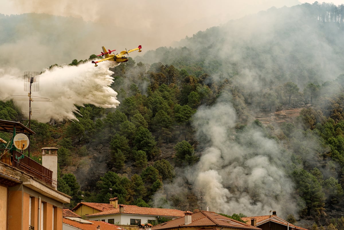 Incêndio na província de Ávila avança descontrolado devido ao vento forte