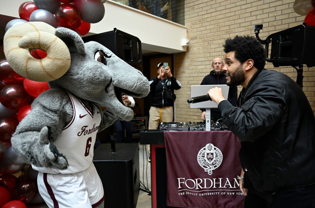 The Weeknd e Jimmy Fallon invadiram uma festa de formatura na Universidade Fordham. (Foto: Reprodução)