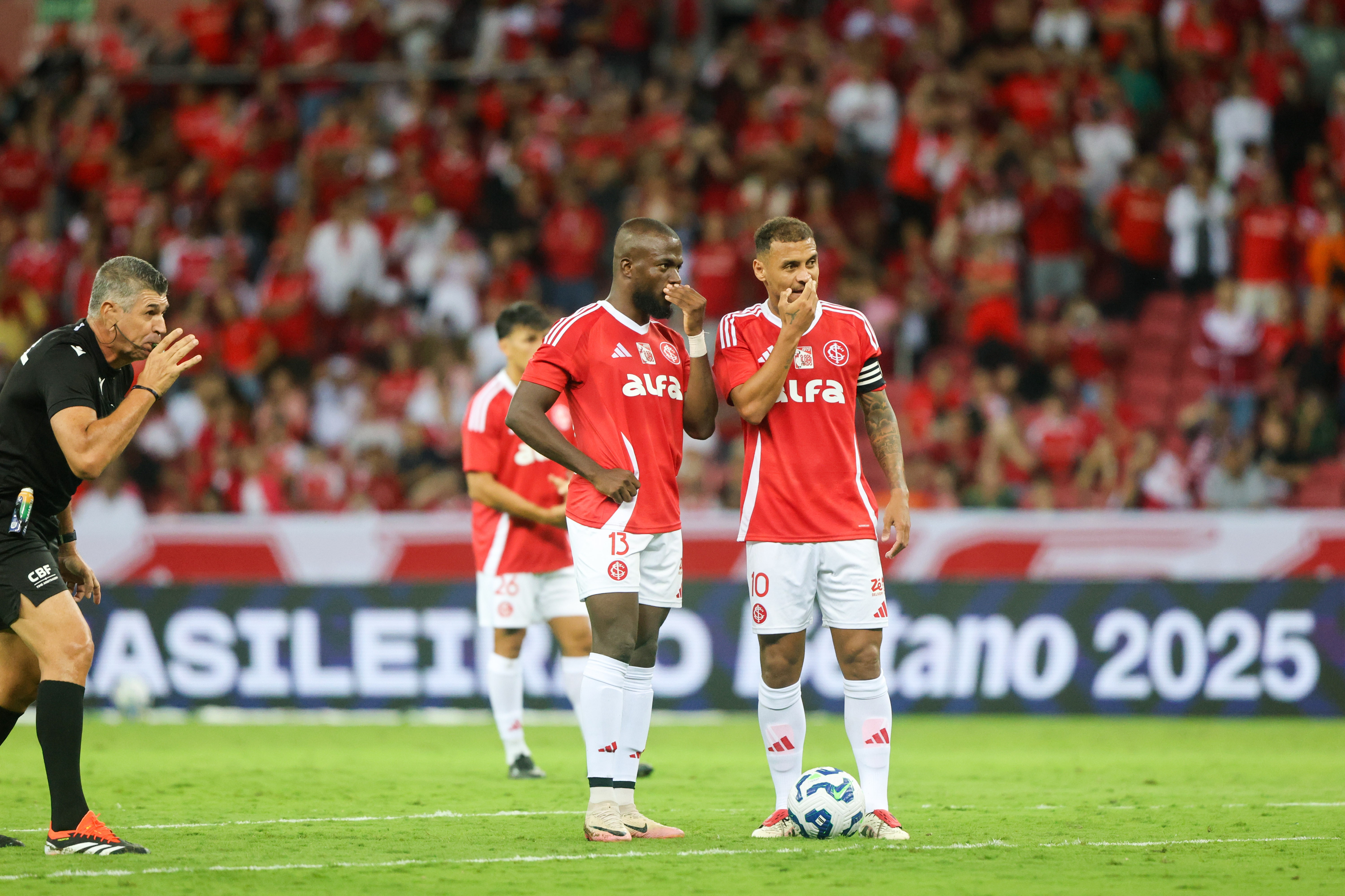 Internacional brilha e vence Cruzeiro por 3 a 0 na estreia do Brasileirão em casa