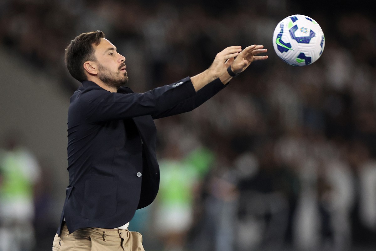 Botafogo falha e sofre derrota amarga na estreia de Davide no Brasileirão