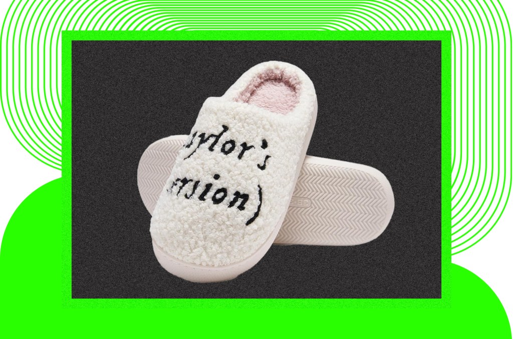 Entre na sua era aconchegante com estes pantufas inspirados em Taylor Swift. Disponíveis em cinco versões diferentes, os pantufas custam apenas R$ 20,00. (Foto: Reprodução)