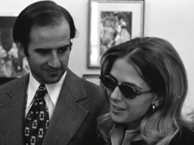 Joe Biden e a primeira esposa, Neilia Hunter, que morreu em um acidente de carro em 1972 (Foto: Reprodução/YouTube/CBS Evening News)