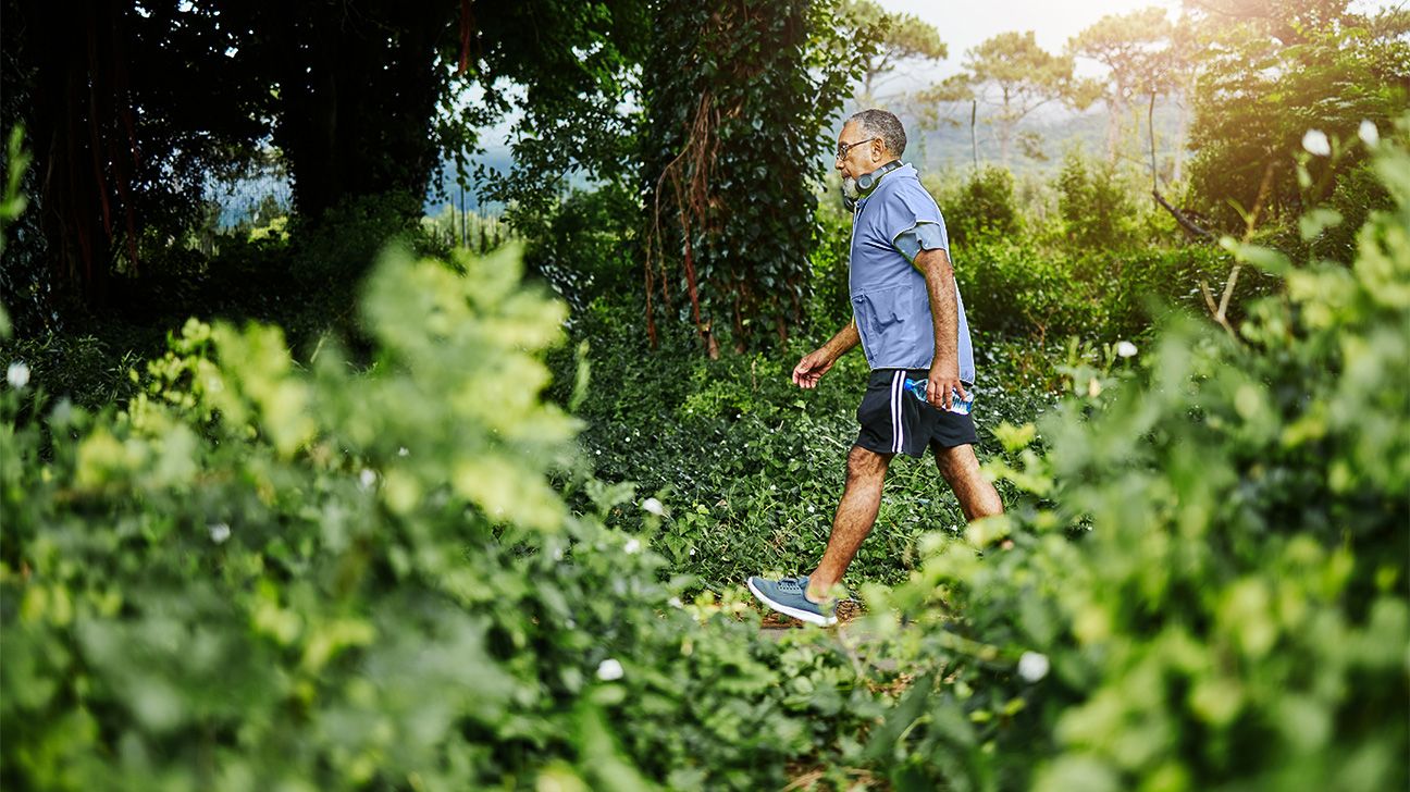 Caminhada japonesa é um protocolo de exercício de baixo impacto que pode ajudar a melhorar a saúde cardiometabólica. (Foto: Jacob Wackerhausen/Getty Images)